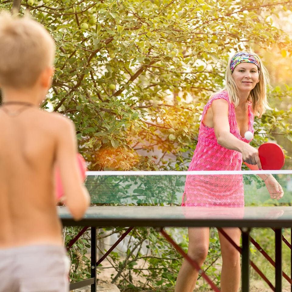 Tischtennis, Spiele für draußen, Outdoorspiele, Mutter und Sohn