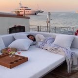 Während Heidi schon die ersten Sonnenstrahlen einfängt, schlummert Tom Kaulitz an Deck noch selig. 