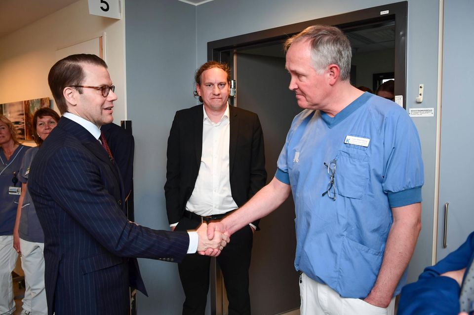 Prinz Daniel: Prinz Daniel trifft im Karolinska Sjukhuset Krankenhaus auf die Ärzte, die ihn operierten Prinz Daniel trifft im Karolinska Sjukhuset Krankenhaus auf die Ärzte, die ihn operierten