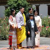 Nach einer zeremoniellen Prozession wird die Familie des Kronprinzen von König Jigme Singye Wangchuck und seiner Frau, Königin Jetsun Pema, empfangen.