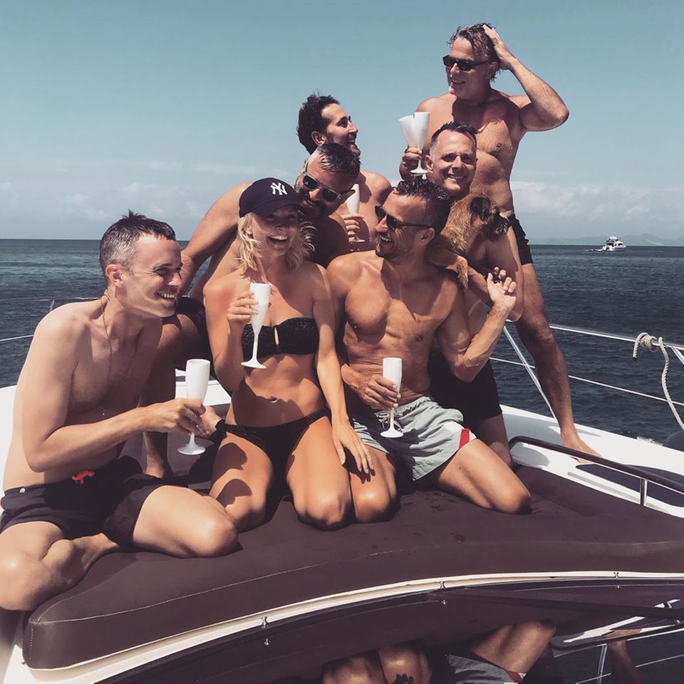 20. August 2019  Henne im Korb: Janin Ullmann lässt es sich mit "ihren Boys" auf Ibiza gut gehen. Darunter sind auch die Designer Johnny Talbot und Adrian Runhof. 