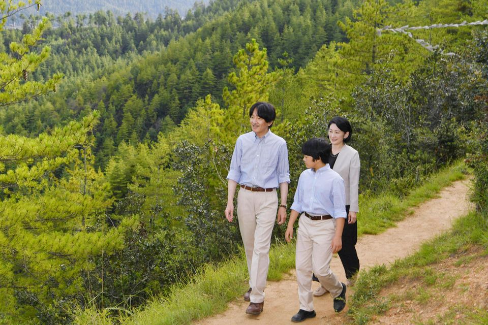 Ganz der Papa! Prinz Hisahito mit Prinz Akishino im abgestimmten Outfit und Prinzessin Kiko machen einen Spaziergang durch die Natur Bhutans.
