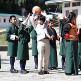 An Tag 4 der Reise besucht die japanische Kronprinzenfamilie eine öffentliche Schule in Thimphu, der Hauptstadt Bhutans. Prinz Hisahito nutzt die Gelegenheit um mit den anderen Kindern Ball zu spielen.