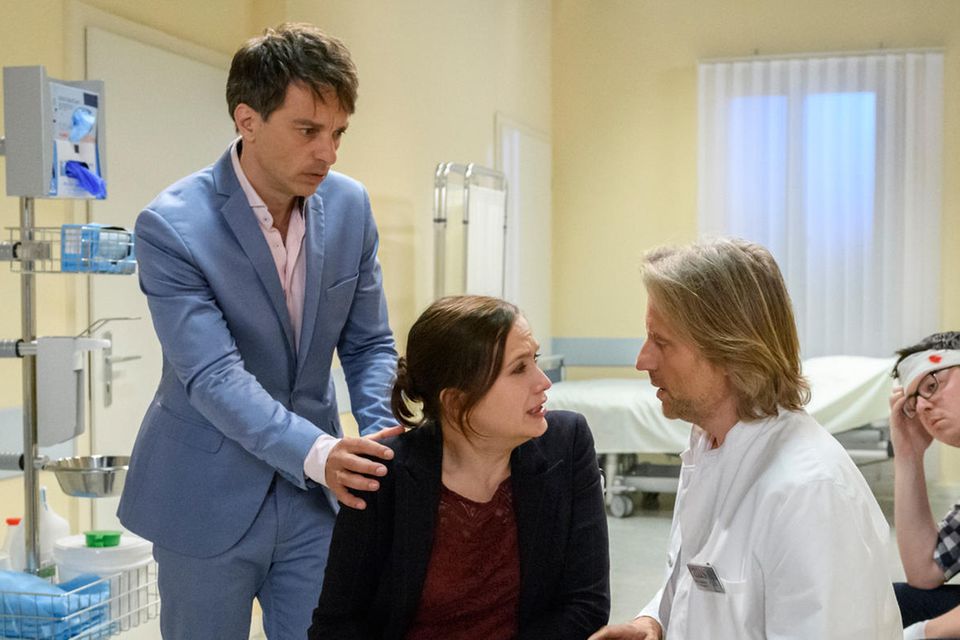 "Sturm der Liebe": Robert bringt Eva ins Krankenhaus zu Dr. Niederbühl.