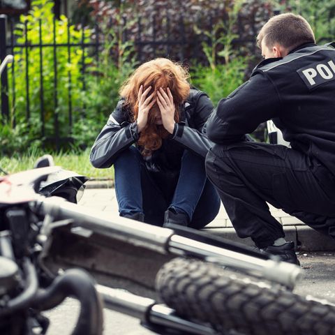 Frau nach einem Motorradunfall