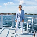 Denn auf dem Schiff wechselt Kronzprinzessin Victoria Pumps gegen bequeme Sneaker. 
