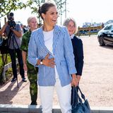 Victoria trägt einen blau-weiß gestreiften Blazer des Labels Lexington (ca. 349 Euro) in Kombination mit einem weißen Shirt und einer weißen Hose. Ihre Pumps - Modell Azelia der Marke Rizzo - sind ein echter Klassiker und wurden schon häufiger von Victoria getragen. Doch diese Schuhe sind nicht für jede Gelegenheit geeignet ... 