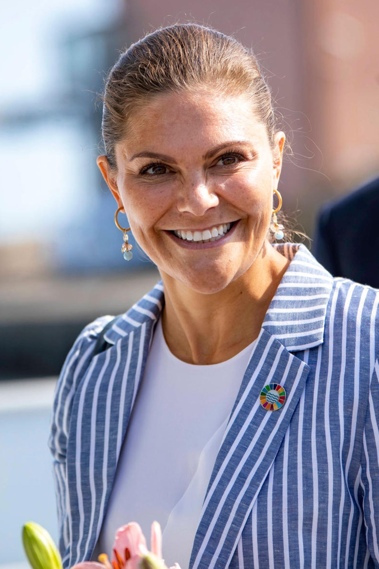 Für Prinzessin Victoria geht es auf hohe See: Die Kronzprinzessin besucht die Marine- und Wasserbehörde im Marine-Zentrum in Schweden. Ihren Look hat die stilbewusste Victoria natürlich entsprechend dem Anlass gewählt. 