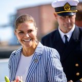 Für Prinzessin Victoria geht es auf hohe See: Die Kronzprinzessin besucht die Marine- und Wasserbehörde im Marine-Zentrum in Schweden. Ihren Look hat die stilbewusste Victoria natürlich entsprechend dem Anlass gewählt. 