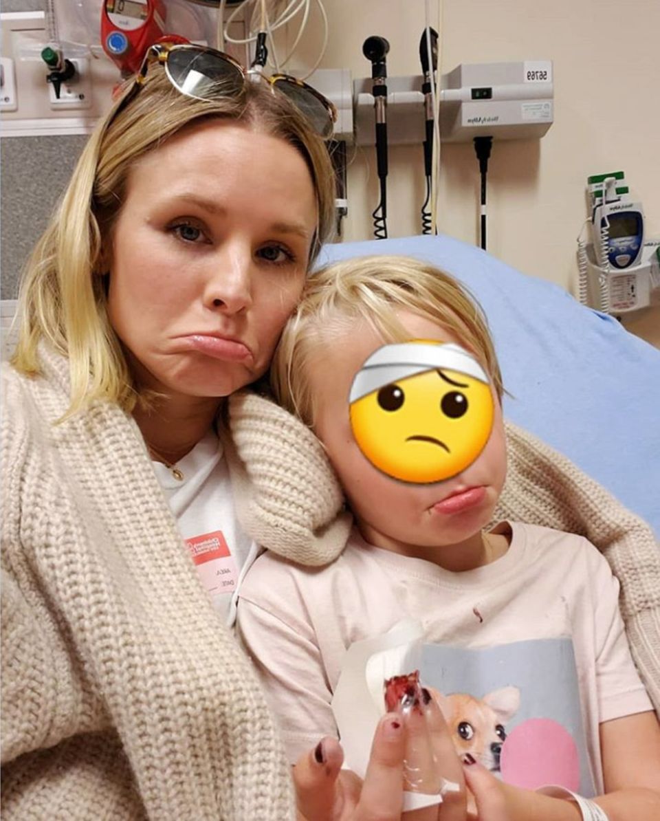 Kristen Bell musste mit ihrer Tochter zum ersten Mal in die Notaufnahme fahren. Die Kleine hatte sich unglücklicherweise den Finger in der Tür eingequetscht. In ihrem Instagram-Post bedankt sich die Schauspielerin für die fürsorgliche Behandlung des Ärzteteams. Kristen Bell musste mit ihrer Tochter zum ersten Mal in die Notaufnahme fahren. Die Kleine hatte sich unglücklicherweise den Finger in der Tür eingequetscht. In ihrem Instagram-Post bedankt sich die Schauspielerin für die fürsorgliche Behandlung des Ärzteteams.