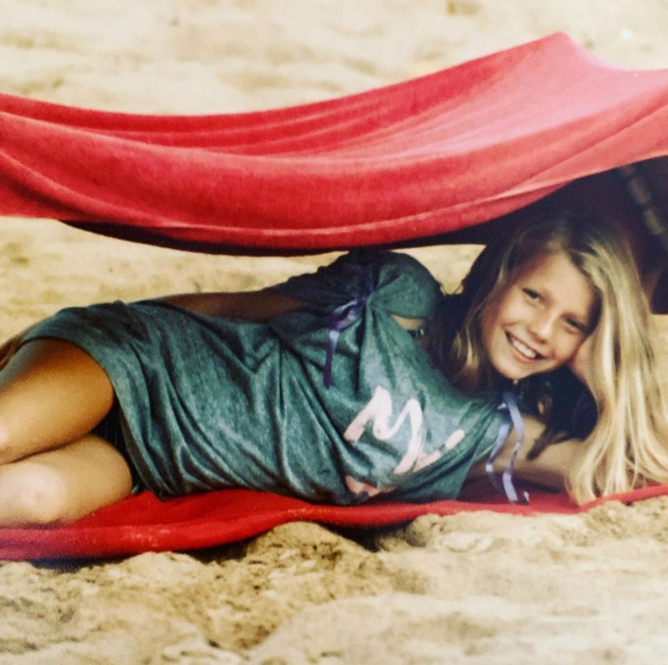 Gwyneth Paltrow Ein Sonnenschein war sie schon immer. Auf Instagram teilt sie diesen Schnappschuss aus Kindertagen und beschreibt sich selbst als "summer girl". Gwyneth Paltrow Ein Sonnenschein war sie schon immer. Auf Instagram teilt sie diesen Schnappschuss aus Kindertagen und beschreibt sich selbst als "summer girl".