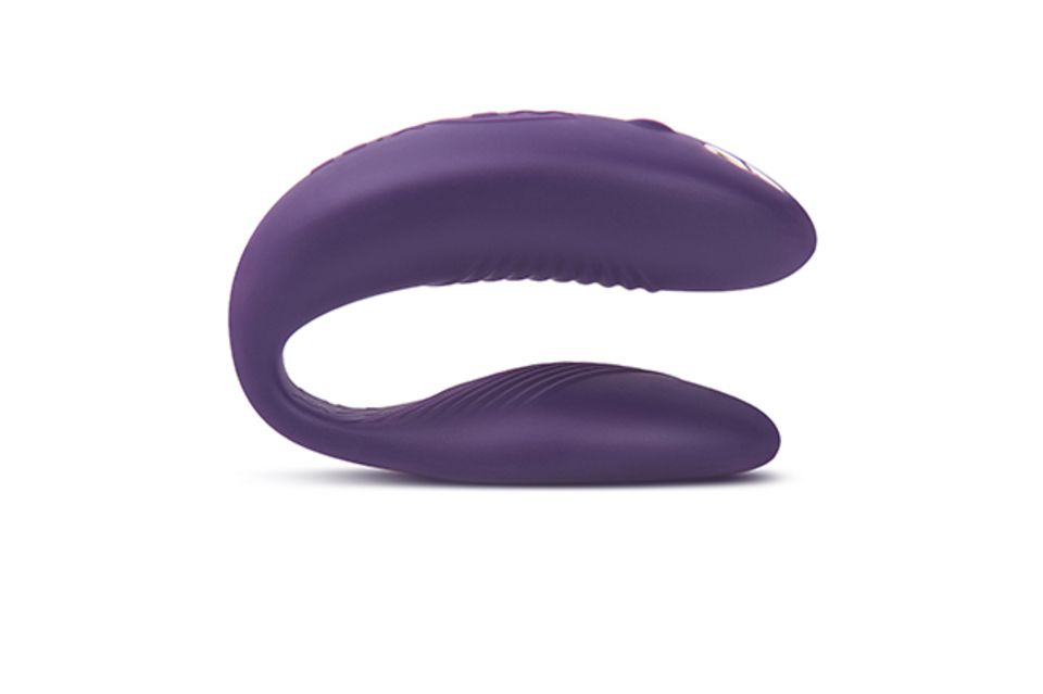 Der "We-Vibe-Sync" ist der perfekte Paarvibrator. Er stimuliert G-Punkt und Klitoris und kann vom Partner sogar mit der Fernbedienung gesteuert werden. Getreu dem Motto: Share the Vibe!
