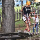 22. August 2019  Ganz vorsichtig wagt sich Celeste mit Mama Michelle auf die Seile. Zusammen mit ihrer Schwester Sole sind die beiden auf Klettertour im italienischen Colfosco unterwegs.