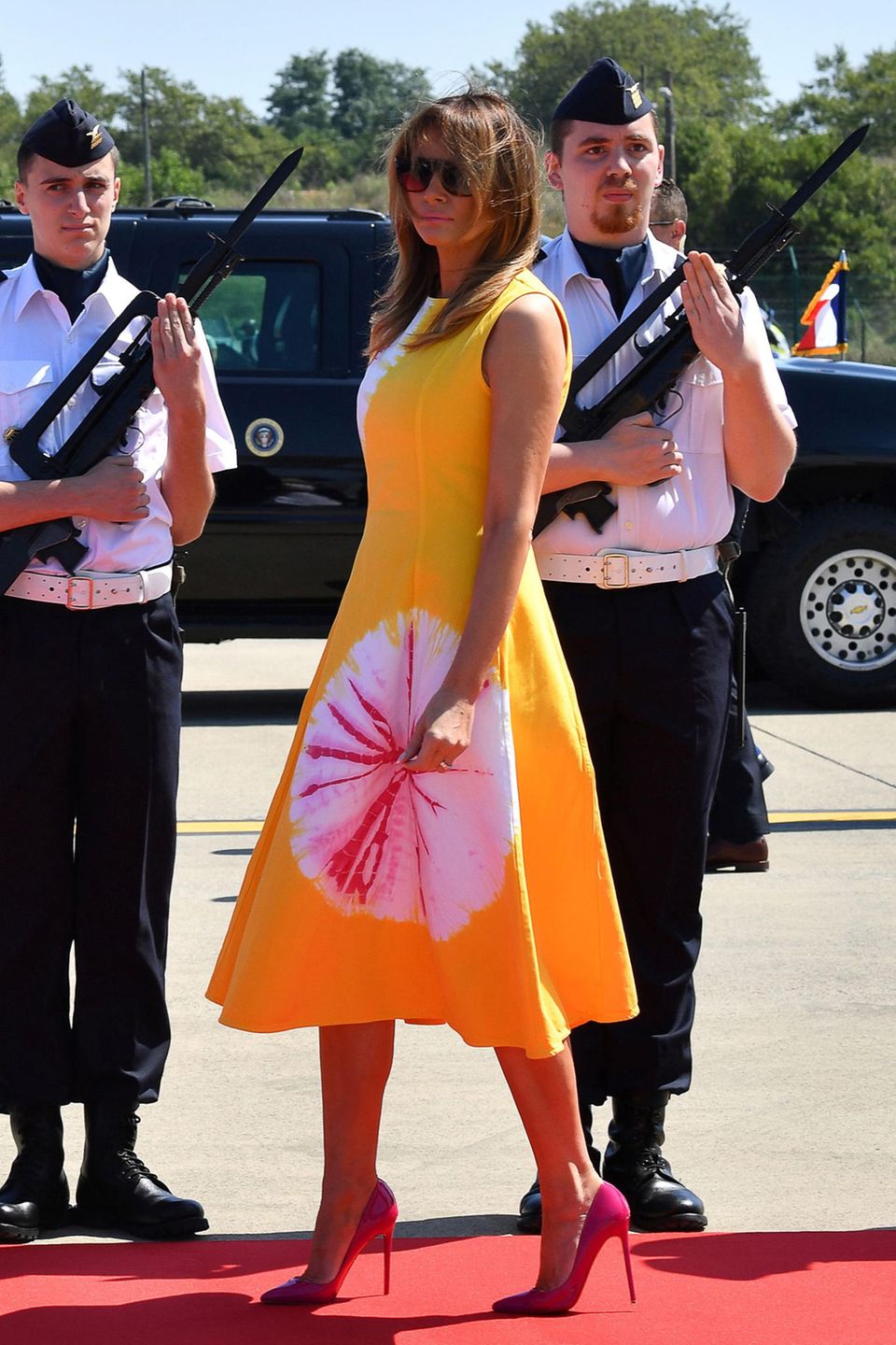 Für ihre Ankunft in Biarritz, wo der diesjährige G7-Gipfel stattfindet, hat sich Melanie Trump einen besonders knalligen Look von Calvin Klein ausgesucht. Ob Gelb und Pink mit passenden High Heels wohl gute Laune verbreiten sollen?