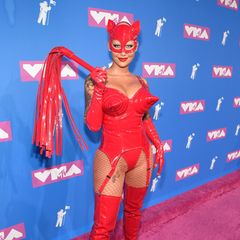 2018  Ein klägliches Miau bekommt Amber Rose für ihr Latex-Katzen-Outfit auf dem VMA-Teppich.