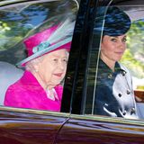 Herzogin Catherine besucht gemeinsam mit Queen Elizabeth und einem Großteil der Royal Family den Sonntagsgottesdienst in der Nähe von Schloss Balmoral. Während die Queen auf ein knalliges Pink setzt, trägt Kate einen dunklen Mantel mit passender Kopfbedeckung.  