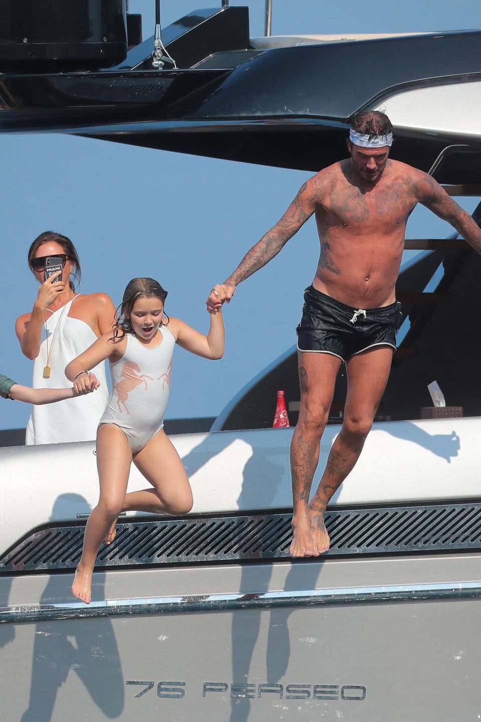 25. August 2019 Die Beckhams sind zu Gast bei Elton John und Ehemann David Furnish. Gemeinsam verbringen die Familien mit ihren Kindern einen ausgelassenen Urlaubstag auf Johns Jacht an der Côte d'Azur. Während David Beckham mit den Kids waghalsig ins kühle Nass springt, hält Mama Victoria den Spaß fürs Familienalbum fest. 25. August 2019 Die Beckhams sind zu Gast bei Elton John und Ehemann David Furnish. Gemeinsam verbringen die Familien mit ihren Kindern einen ausgelassenen Urlaubstag auf Johns Jacht an der Côte d'Azur. Während David Beckham mit den Kids waghalsig ins kühle Nass springt, hält Mama Victoria den Spaß fürs Familienalbum fest.