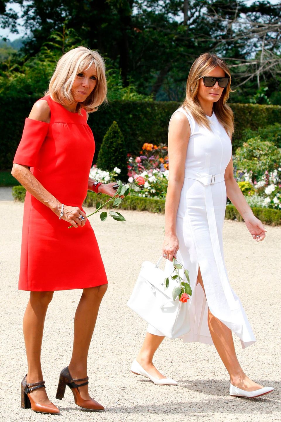 Auch ihr nächstes Accessoire - eine rote Rose - ist farblich wie gemacht für den Look der First Lady Frankreichs. An den Füßen trägt die hübsche Blondine ein Design ihres Lieblings-Designerlabels Louis Vuitton. 