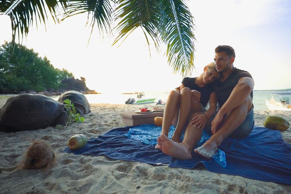 "Die Bachelorette" 2019 : "Die Bachelorette" Gerda Lewis und Tim ab Morgen nach der zweiten gemeinsamen Nacht. Glücklich sieht anders aus. "Die Bachelorette" Gerda Lewis und Tim ab Morgen nach der zweiten gemeinsamen Nacht. Glücklich sieht anders aus.