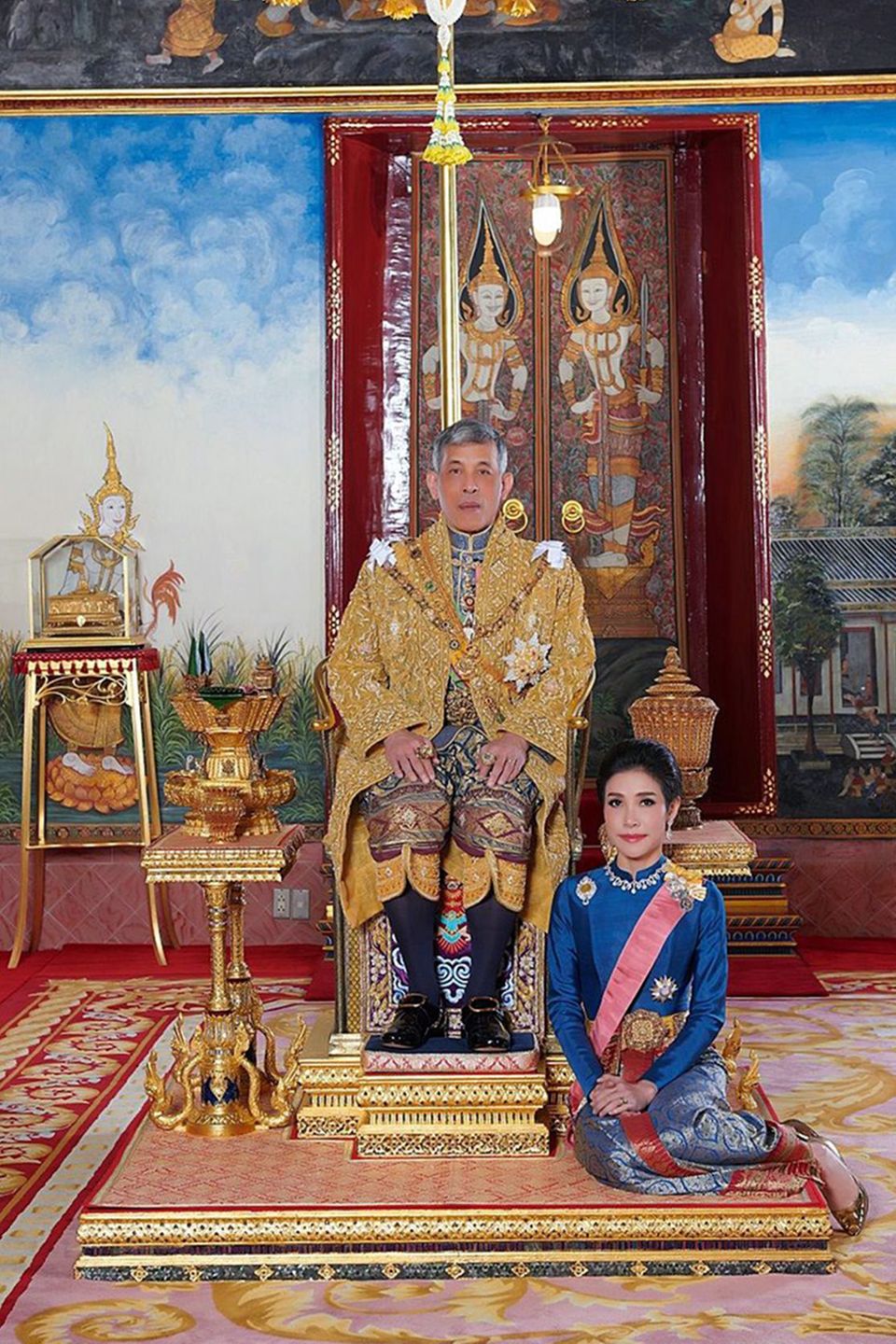 König Maha Vajiralongkorn und Sineenat Wongvajirapakdi