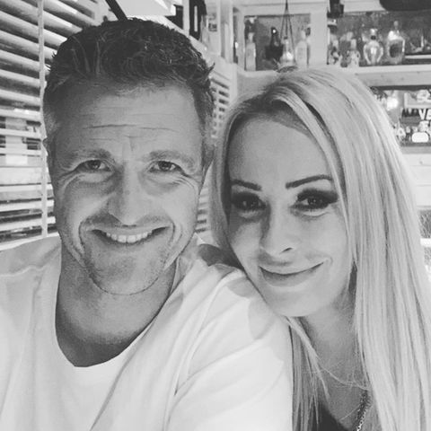 Ralf und Cora Schumacher lachen für ein Instagram-Selfie in die Kamera.