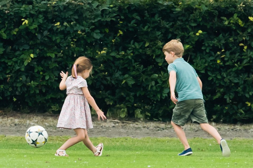 Prinzessin Charlotte und Prinz George genießen ihre Sommerferien in vollen Zügen. Hier spielen sie während eines Charity-Polo-Turniers Anfang Juli Fußball.