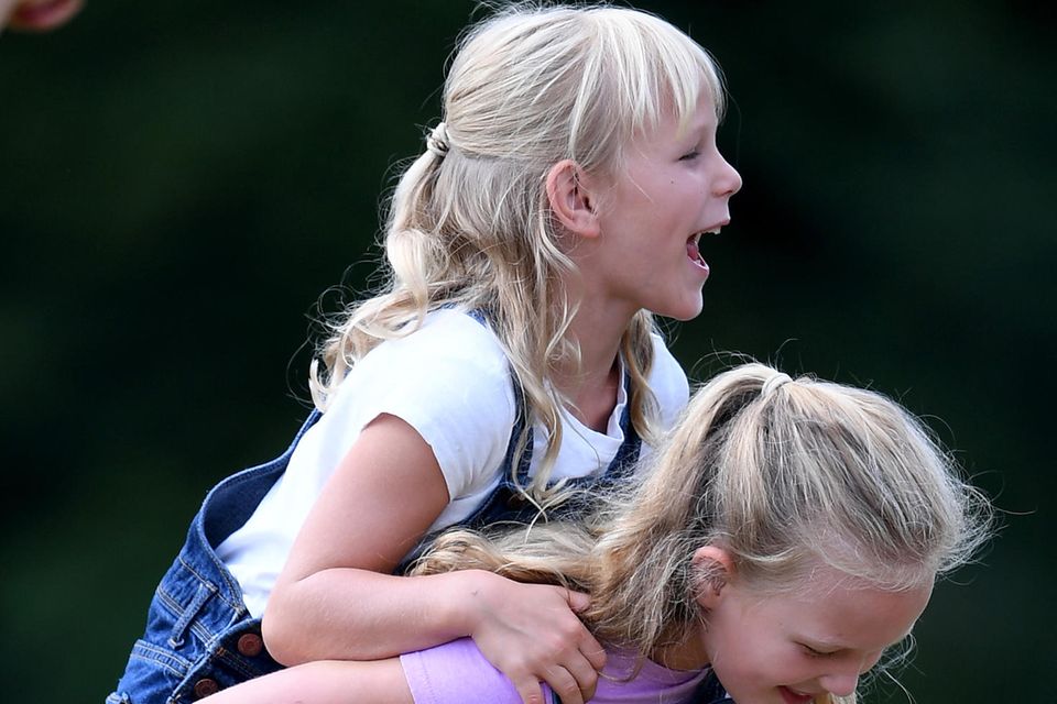 Die älteren Cousinen Savannah Phillips und Isla Phillips spielen gerne mit Prinz George und Prinzessin Charlotte.