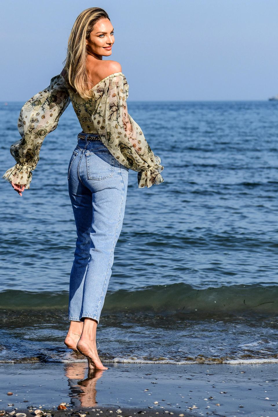 Jedes Jahr werden vor dieser traumhaften Kulisse die Stars in Szene gesetzt. Den Anfang macht 2019 Model Candice Swanepoel. Jedes Jahr werden vor dieser traumhaften Kulisse die Stars in Szene gesetzt. Den Anfang macht 2019 Model Candice Swanepoel.