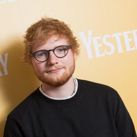 Ed Sheeran: Ed Sheeran in schwarzer Brille und schwarzem T-Shirt