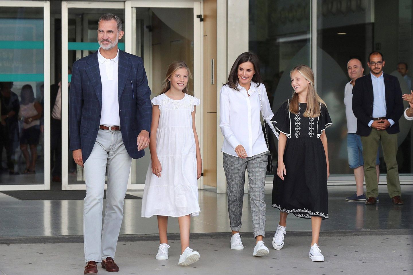 König Felipe, Königin Letizia und ihre Töchter Prinzessin Sofia und Prinzessin Leonor verlassen am 27. August 2019 das Krankenhaus, in dem sich Ex-König Juan Carlos einer Herz-OP unterzogen hatte.