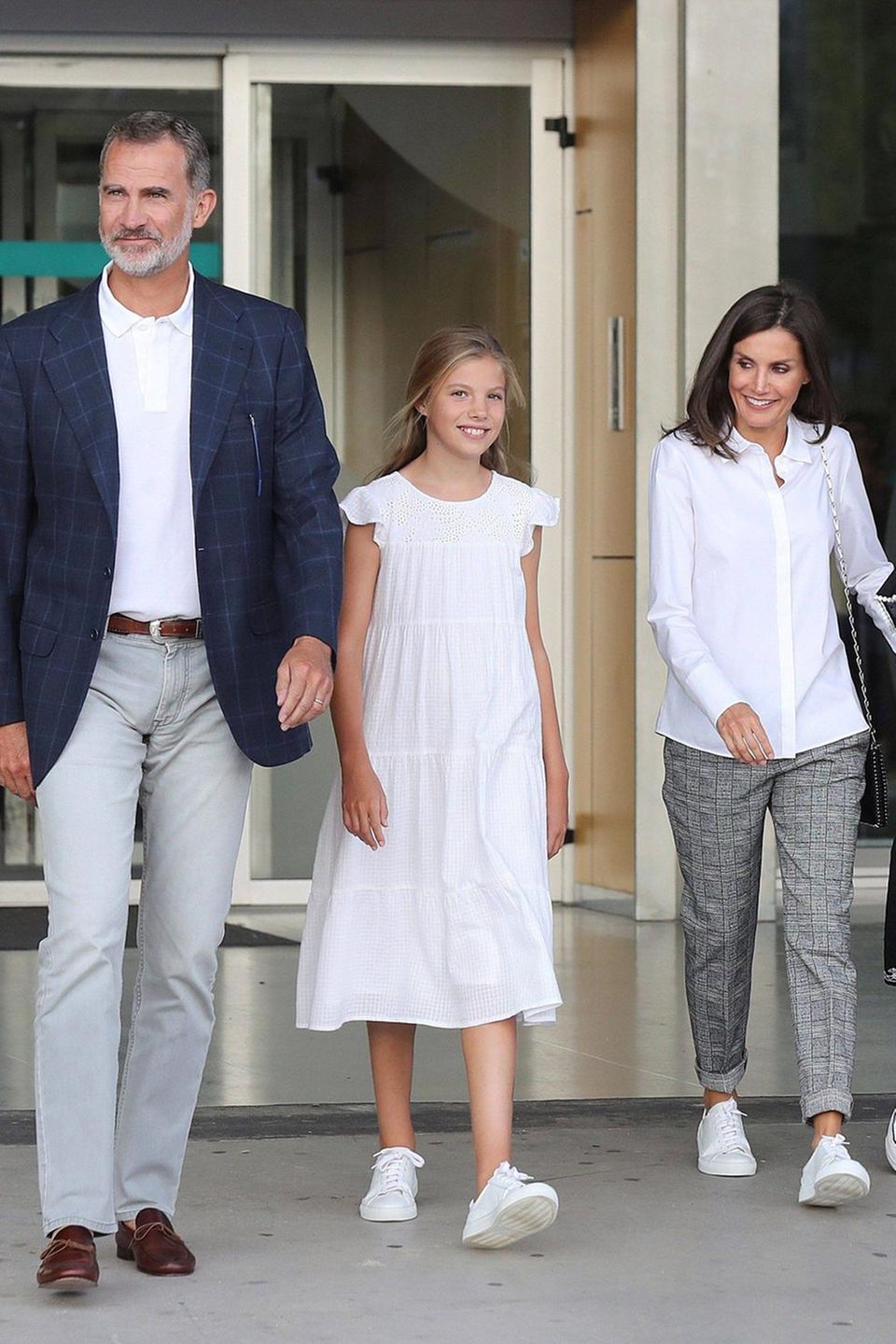 König Felipe, Königin Letizia und ihre Töchter Prinzessin Sofia und Prinzessin Leonor verlassen am 27. August 2019 das Krankenhaus, in dem sich Ex-König Juan Carlos einer Herz-OP unterzogen hatte.