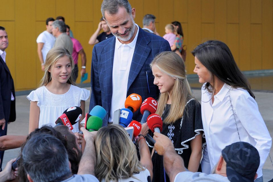 Prinzessin Leonor + Prinzessin Sofia: Prinzessin Leonor (2.v.r.) spricht mit Reportern. Papa König Felipe, Mama Königin Letizia und Schwester Prinzessin Sofia lauschen gespannt. Prinzessin Leonor (2.v.r.) spricht mit Reportern. Papa König Felipe, Mama Königin Letizia und Schwester Prinzessin Sofia lauschen gespannt.