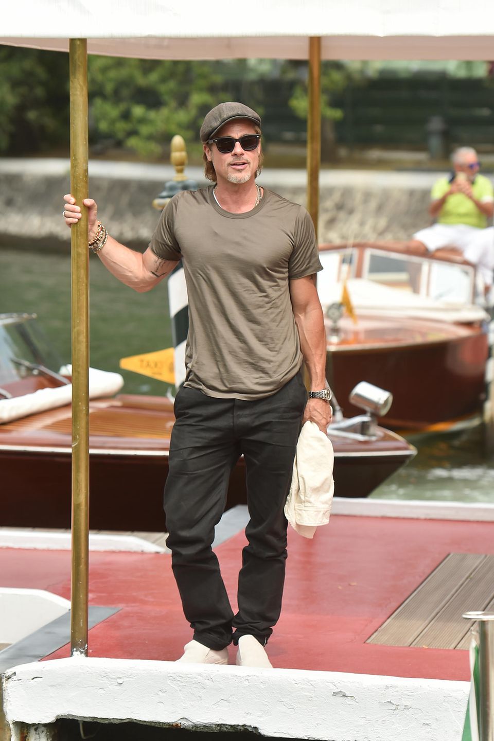 Für Schauspieler Brad Pitt sind es nicht die ersten Filmfestspiele in Venedig – und das sieht man auch. Betont lässig in einem Shirt und einer locker sitzenden Hose erscheint er zur Opening-Party. 