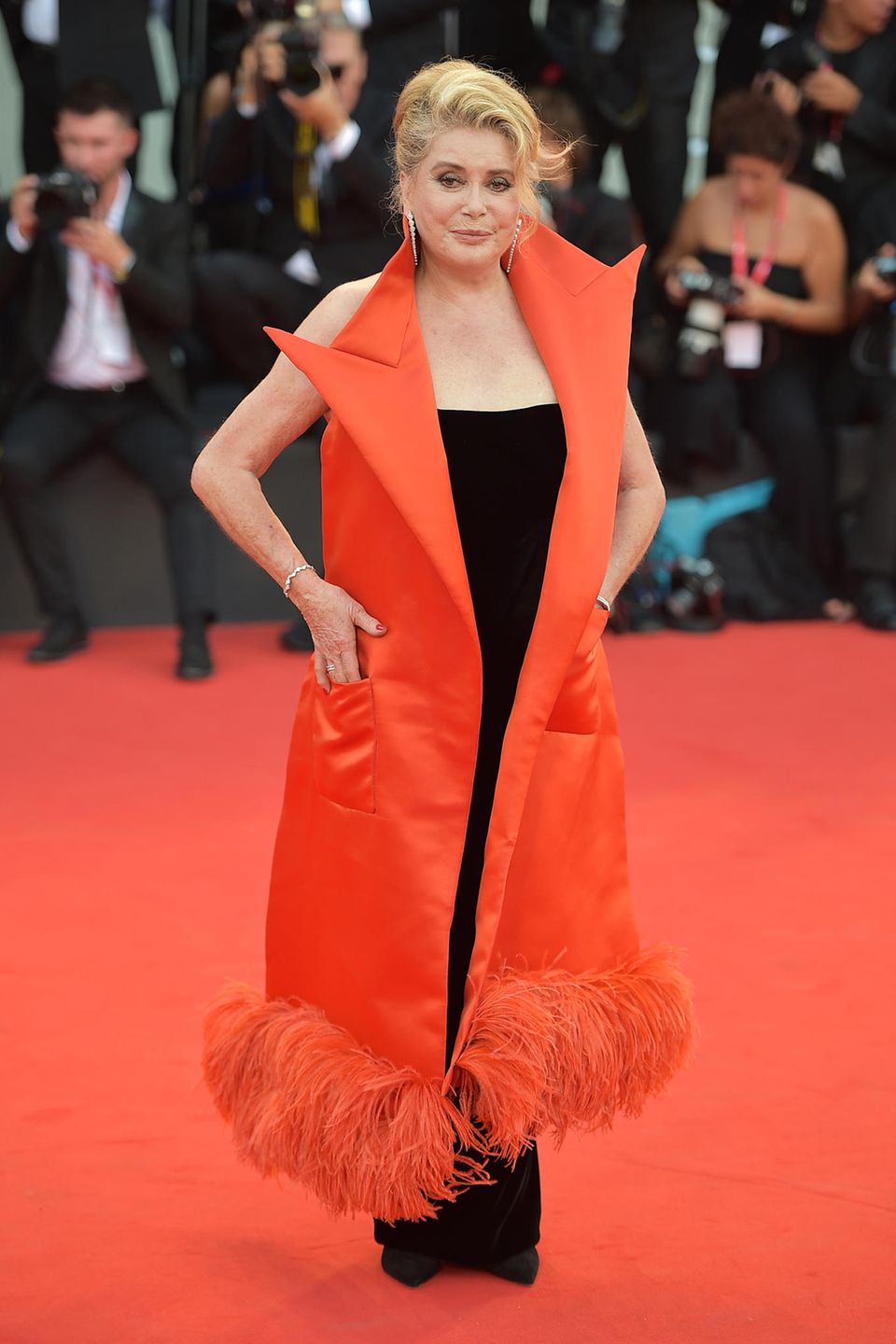 Catherine Deneuve greift zu einem extravagantem Look für ihren Red-Carpet-Auftritt. Eins steht fest: Die Fotografen sind ihr sicher. 