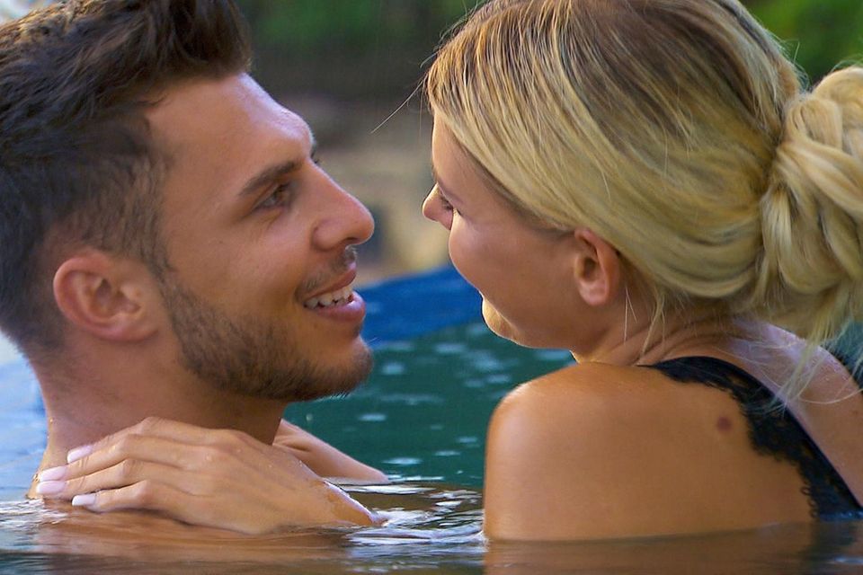 "Die Bachelorette 2019": Tim geht mit der "Bachelorette" baden - seine Gefühle auch? Tim geht mit der "Bachelorette" baden - seine Gefühle auch?