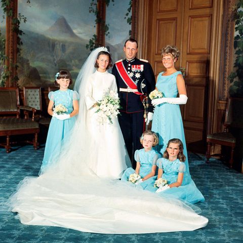 29. August 1968  Vor 55 Jahren wurde in Oslo endlich die große königliche Traumhochzeit vom damaligen Kronprinzen Harald und seiner Verlobten Sonja Haraldsen gefeiert, nach neun Jahren Beziehung wohlgemerkt. Sonja trug ein schlicht-elegantes Seidenkleid des Osloer Modehauses Molstad, an Saum und Kragen verziert mit Perlen. Dazu trug sie keine Tiara, sondern einen floralen Kopfschmuck, der den langen Schleier krönte.