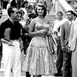 Filmikone Sophia Loren weiß bereits in 1955, dass ein All-Over-Print absolut modisch ist. Bei ihr passen Kleid, Pumps und Jäckchen perfekt zusammen.