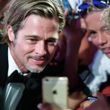 Auf dem Weg zur Filmpräsentation gibt sich Publikumsliebling Brad Pitt ganz nahbar und nimmt sich Zeit für seine Fans.