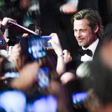 Als "alter Hase" im Showgeschäft genießt Hollywood-Star Brad Pitt das Bad in der Fan-Menge. Charmant und elegant zeigt er sich zur Premiere seines neuen Films "Ad Astra" ("Zu den Sternen").