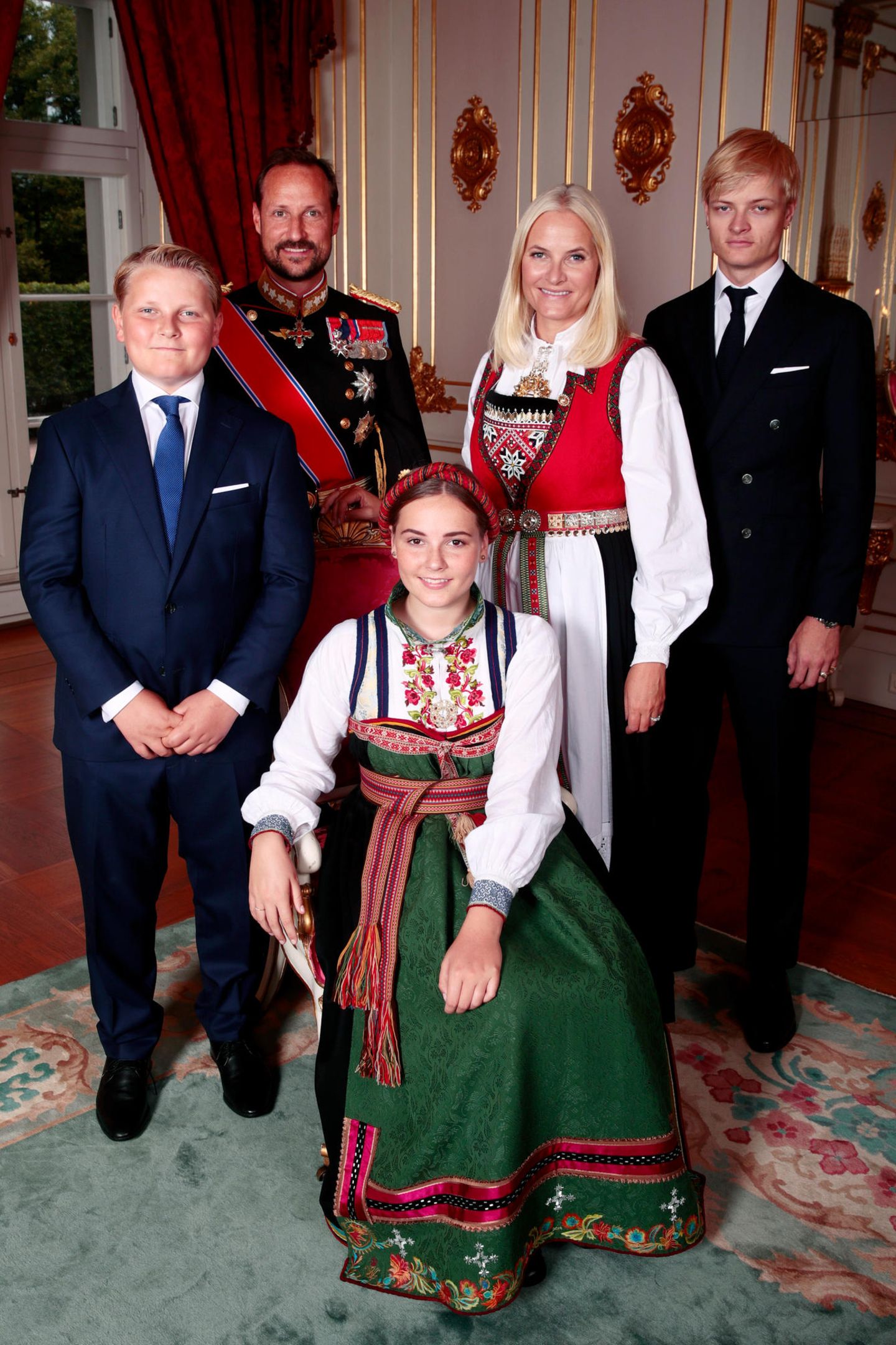 31. August 2019  Prinzessin Ingrid Alexandra feiert heute Konfirmation. Zu diesem Anlass hat sich die Familie mit Prinz Sverre Magnus, Prinz Haakon, Prinzessin Mette-Marit und Marius Borg Hoiby für ein offizielles Gruppenfoto in traditionellen Trachten zusammengefunden. 