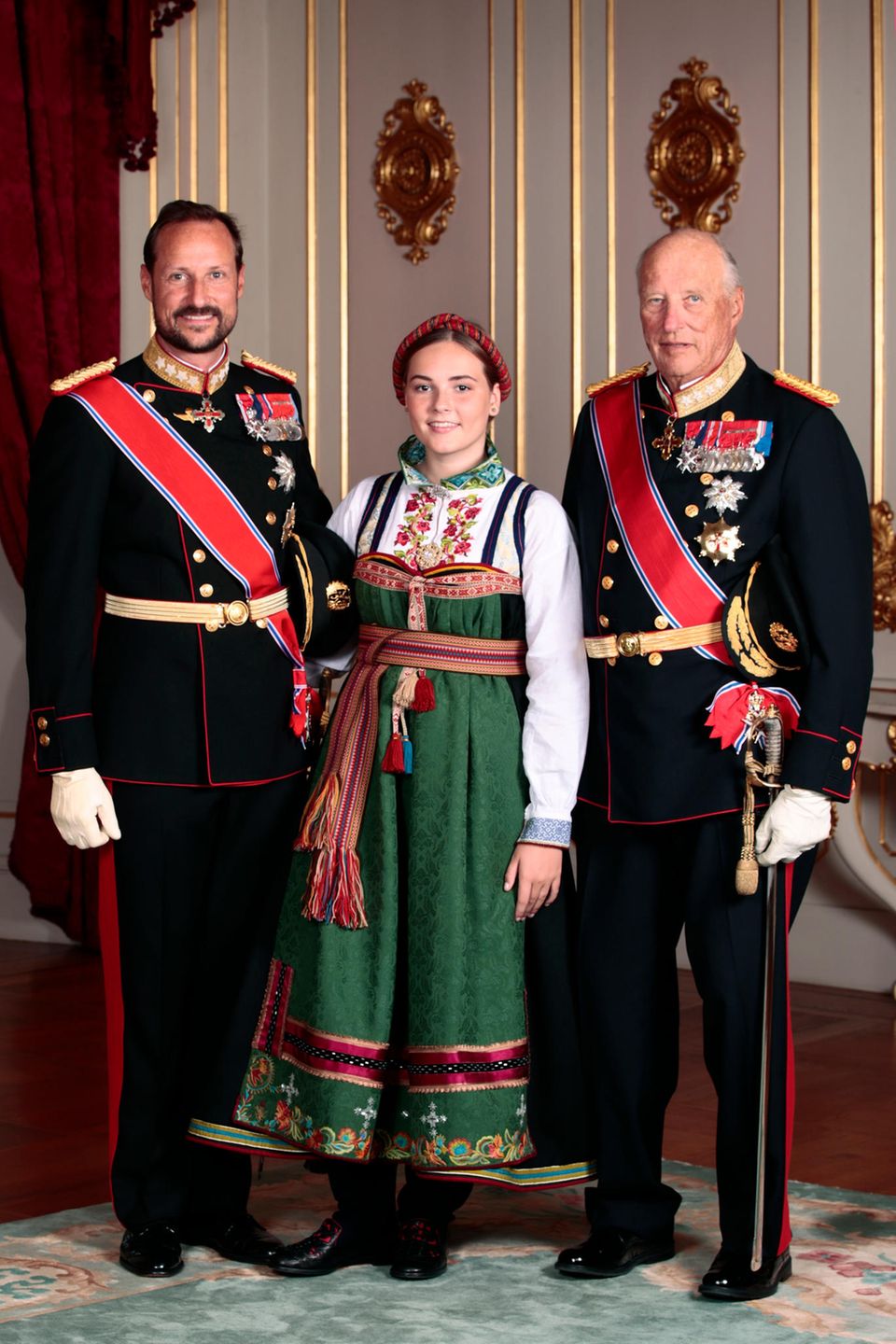 31. August 2019  Vater Prinz Haakon und Großvater König Harald nehmen die Konfirmandin stolz in ihre Mitte. 