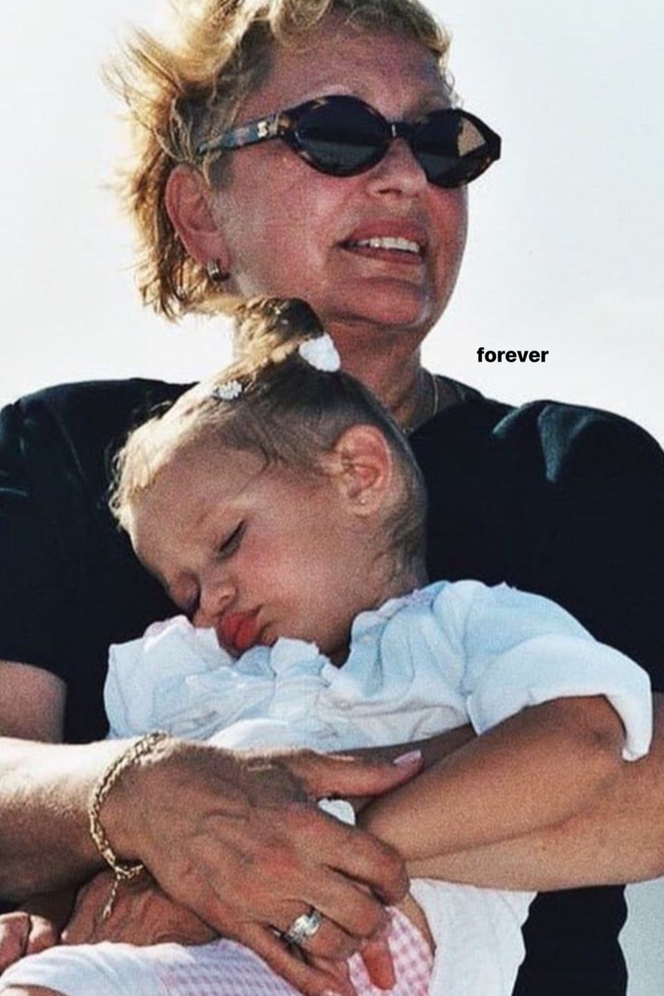 Bella Hadid nimmt Abschied von ihrer Oma Bella Hadid nimmt Abschied von ihrer Oma