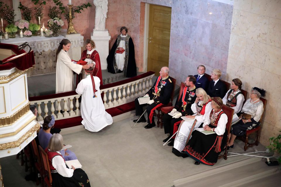 Die stolze Mutter Prinzessin Mette-Marit muss in diesem bedeutsamen Moment ein paar Tränen vergießen. Die stolze Mutter Prinzessin Mette-Marit muss in diesem bedeutsamen Moment ein paar Tränen vergießen.