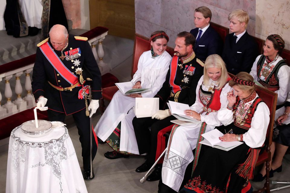 In diesem Augenblick ist es Königin Sonja, die versucht ihre Tränen zurückzuhalten. 