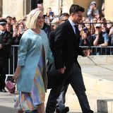 Auf dem Weg in die Kirche strahlen Katy Perry und Orlando Bloom so zufrieden, als wäre es ihre eigene Hochzeit. Der Schauspieler trägt einen schlichten Anzug, während die Sängerin sich für ein farbenfrohes Outfit entschieden hat. 