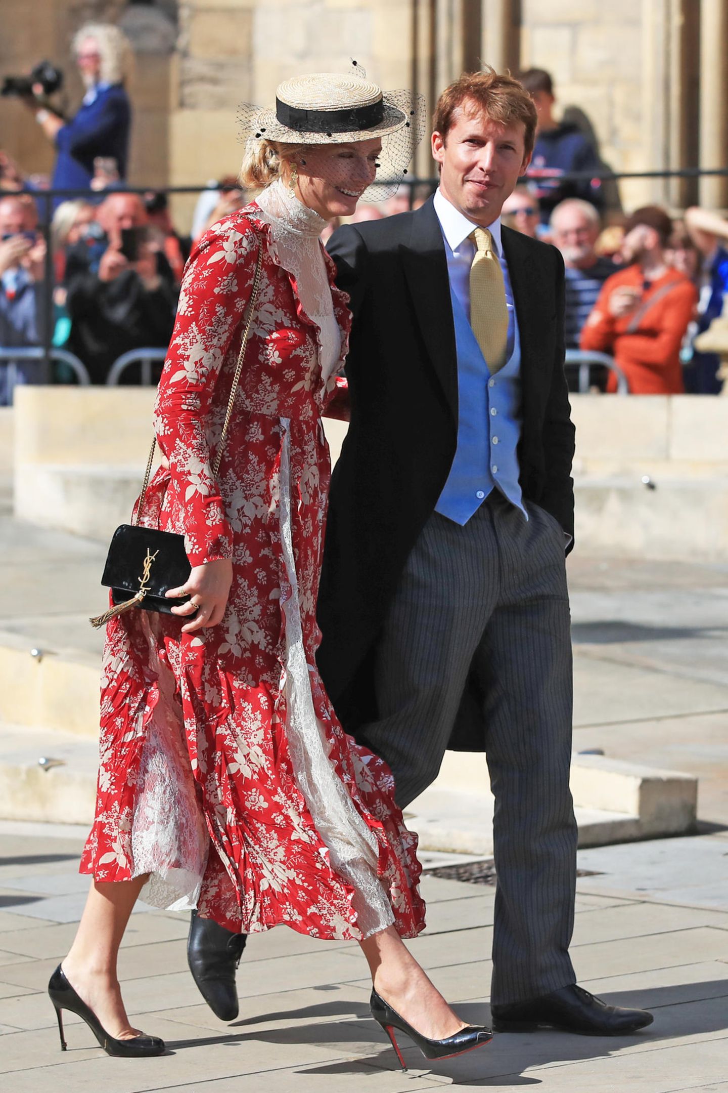 Der britische Sänger James Blunt erscheint gemeinsam mit seiner Ehefrau Sofia Wellesley. Diese trägt ein rotes Blumenkleid und kombiniert es - wie die Etikette es verlangt - mit einem Hut.
