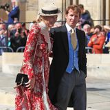 Der britische Sänger James Blunt erscheint gemeinsam mit seiner Ehefrau Sofia Wellesley. Diese trägt ein rotes Blumenkleid und kombiniert es - wie die Etikette es verlangt - mit einem Hut.