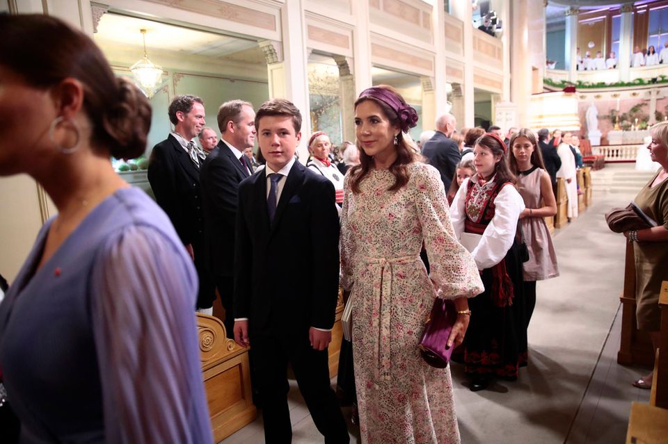 Prinzessin Mary und Prinz Christian verlassen nach der Konfirmation die Kirche. Prinzessin Mary und Prinz Christian verlassen nach der Konfirmation die Kirche.