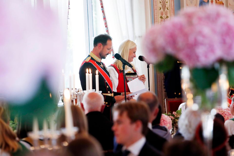 Nach der Konfirmation finden sich die Gäste zum Mittagessen im festlich geschmückten Speisesaal des Königlichen Schlosses in Oslo ein. Die Eltern richten das Wort an ihre Tochter. 