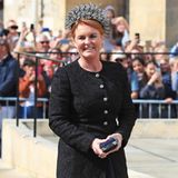 Eine sichtlich gut gelaunte Sarah Ferguson vor der York Minster. Die 59-Jährige kommt in einem schwarzen Look – eigentlich ein No-Go bei einer Hochzeit. Unter dem schwarzen Brokat-Mantel zeigt sich allerdings, dass sie sich für ein blaues Kleid entschieden hat.